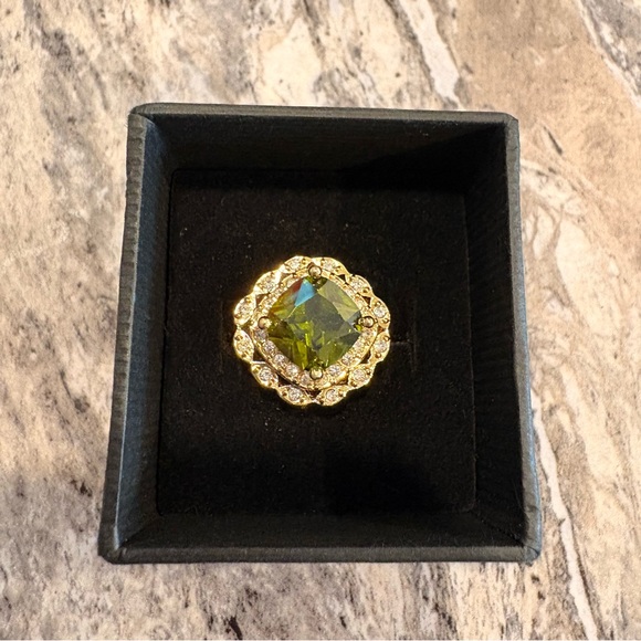 Elegant Gold and Green Gemstone Ring - Picture 2 of 3